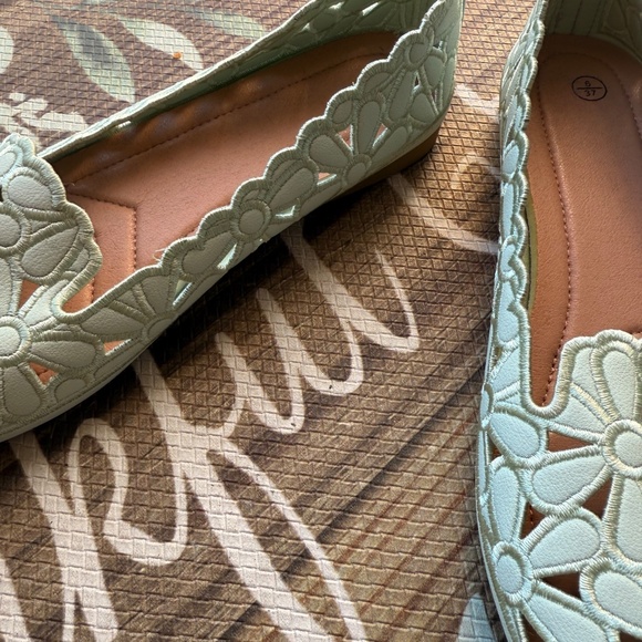 Shoes - Picture 2 of 6